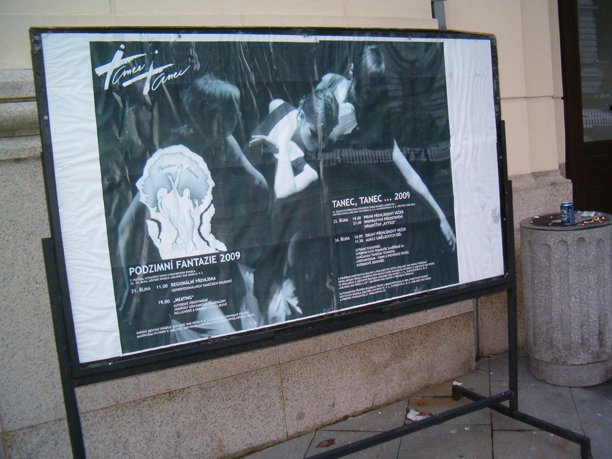 Okolo na plakátě před divadlem